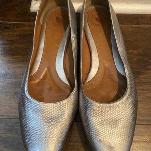 🛑💥3/$30  Nurture pebbled leather silver flats shoes 11